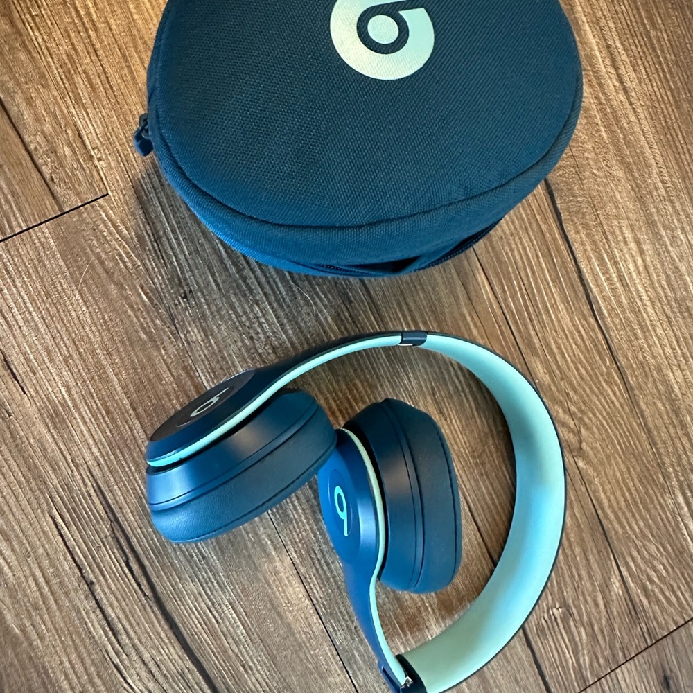 Beats Teal Wireless Headphones with Case